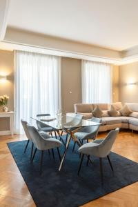 Three-Bedroom Apartment - Via F. Sforza 5 room in Heart Milan Apartments Duomo Stefano