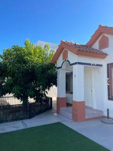 House with enclosed yard- 1km to the beach- big garden