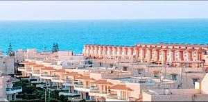 شالية يري البحر بقرية البوسيت السياحية بمدينة العلمين الساحل الشمالي قبل مريناSea view chalet in El Bousit tourist village in El Alamein city, North Coast, before Marina