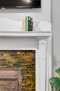 G4 KING BED central location museums FREE PARKING