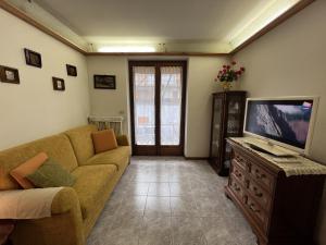 060 Bilocale, Giustino