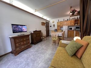 060 Bilocale, Giustino