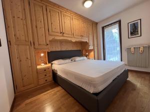 060 Bilocale, Giustino