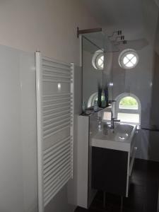 Ferienwohnung-DG-im-Reetdachhaus-im-Ort-Welt