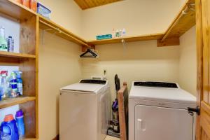 Hot Tub, Game Tables & Mtn Views: Ellijay Cabin