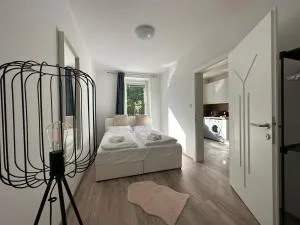 FeelHome-GolfClub-Balkon-4 Gäste-WiFi-Smart TV - مونخن دورف