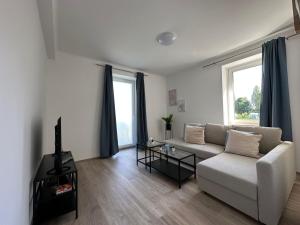 FeelHome-GolfClub-Balkon-4 Gäste-WiFi-Smart TV