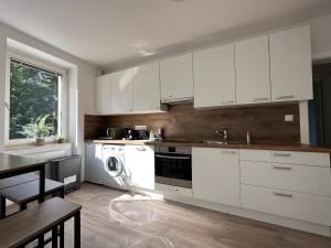 FeelHome-GolfClub-Balkon-4 Gäste-WiFi-Smart TV