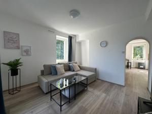 FeelHome-GolfClub-Balkon-4 Gäste-WiFi-Smart TV