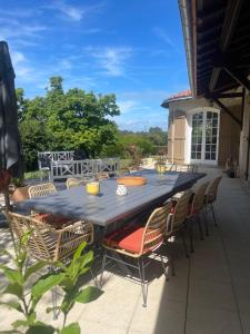 B&B / Chambres d'hotes LES 15 CHENES Chambres d hotes, parc arbore de 5000 m2 a 20KM du PUYDUFOU Une suite familiale et 3 chambres doubles : photos des chambres