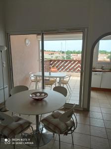 Ombre et soleil vue sur la lagune et bateaux