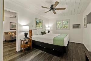 King Suite room in El Pueblo Inn