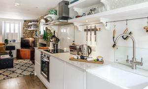 Delightful Cotswold Cottage for two, Log Burner, Garden & Dog Friendly