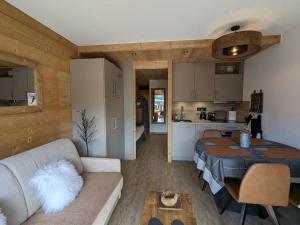 Appartement rénové 2023 au centre de La Clusaz avec balcon, garage, et accès facile aux pistes - FR-1-459-178