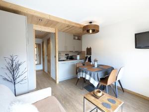 Appartement rénové 2023 au centre de La Clusaz avec balcon, garage, et accès facile aux pistes - FR-1-459-178
