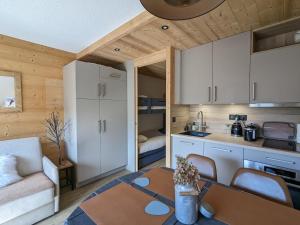 Appartement rénové 2023 au centre de La Clusaz avec balcon, garage, et accès facile aux pistes - FR-1-459-178