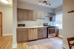3 Mi to Dtwn Walkable Apt in Cleveland!
