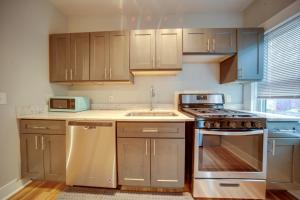 3 Mi to Dtwn Walkable Apt in Cleveland!