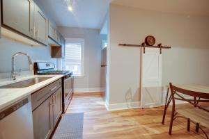 3 Mi to Dtwn Walkable Apt in Cleveland!