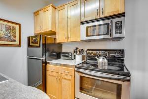 Downtown Los Angeles Condo with Shared Rooftop Pool!