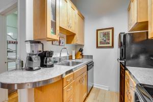 Downtown Los Angeles Condo with Shared Rooftop Pool!