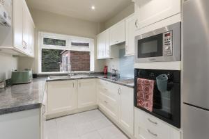 Home from Home 4 Bed - Ideal for Workers & Great for Groups, FREE Parking, Spacious, Pet Friendly Netflix