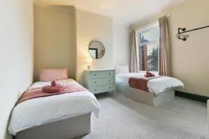 Home from Home 4 Bed - Ideal for Workers & Great for Groups, FREE Parking, Spacious, Pet Friendly Netflix - Brightside
