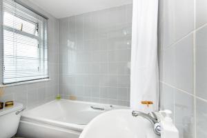 Spacious en-suite in a 5-Bedroom House at Hanwell (2nd Floor)