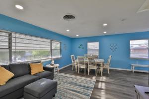 Lovely vacation home 1 block from beach & downtown Gulfport