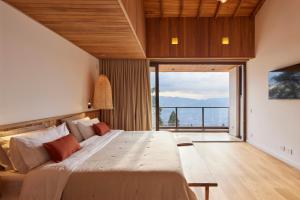 Hilltop Enchanting Villa with Stunning Views & Jacuzzi