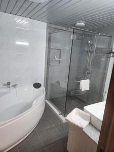 LaGrande Residence Jacuzzi & Shower 10th FLR Unit