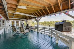 Waterfront Jonesville Studio on Black River Lake!