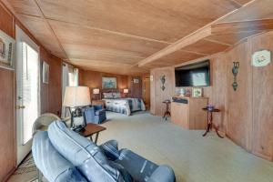 Waterfront Jonesville Studio on Black River Lake!