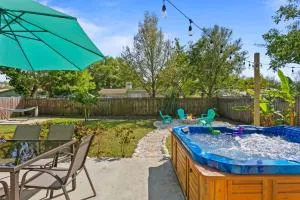 Sunny Palm Cottage W/ Hot Tub + Fire Pit + Grill + 10 to Beach! - Largo