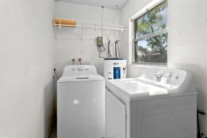 Sunny Palm Cottage W Hot Tub + Fire Pit + Grill + 10 to Beach!