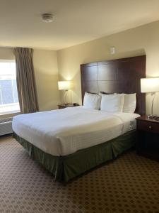King Room room in Cobblestone Hotel & Suites - Broken Bow