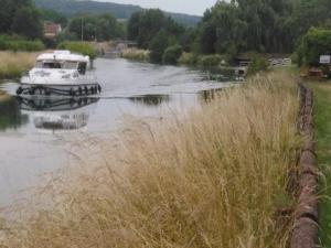 Gîte tout confort au bord de la Meuse avec jardin et activités familiales à proximité - FR-1-585-82
