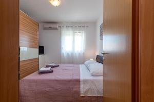 Apartments with parking space Trogir - 21795