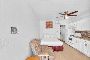 Deluxe Queen Studio  room in Amazing Two-Bedroom Apartment Next to the Beach
