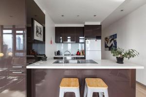 Scenic Penthouse Living in the Heart of Melbourne