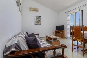 One-Bedroom Apartment with Balcony and Sea View room in Apartments with a parking space Dugi Rat Omis - 11483