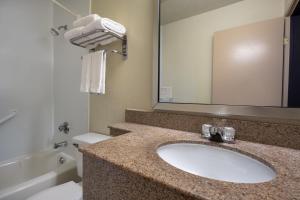 Queen Room - Non-Smoking room in Days Inn by Wyndham Encinitas Moonlight Beach