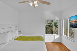 Two-Bedroom Apartment room in Amazing Two-Bedroom Apartment Next to the Beach