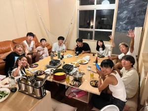 交流型ゲストハウス伊良部ジャーニーインIrabu Joureny INN#毎日みんなで夕食会#ゲストさんは20-30代が中心#海徒歩1分#空港車で5分#本格フィンランドサウナ付き#海と星と夕日が見える屋上あ?