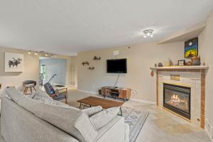 Modern Amenities Gas Fireplace Central Location