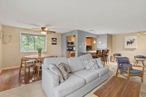 Modern Amenities Gas Fireplace Central Location