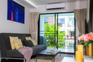 Pool view apartment by Clavis