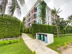 Pool view apartment by Clavis