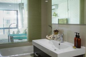 Pool view apartment by Clavis