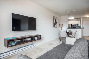 S Beach Studio w 3 Pools 2 mins to Muni SFO-262